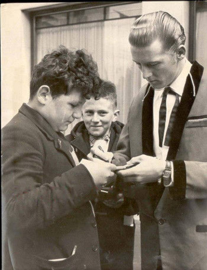 Jerry Lee Signing autographs for fans